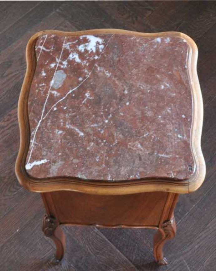 アンティークのキャビネット　アンティーク家具　フランスのアンティーク家具、大理石天板のナイトテーブル（キャビネット）。贅沢に天然大理石を使った天板上から見てみると、天板には贅沢にも天然大理石が使われています。(j-2571-f)