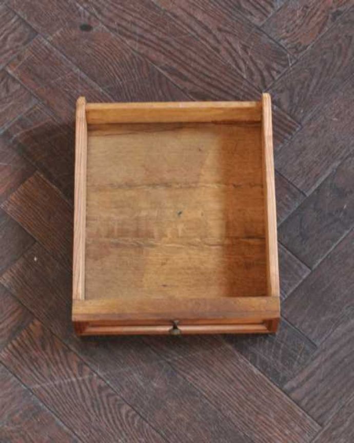 アンティークのキャビネット　アンティーク家具　フランスのアンティーク家具、大理石天板のナイトテーブル（キャビネット）。引き出しの中もキレイです。(j-2571-f)