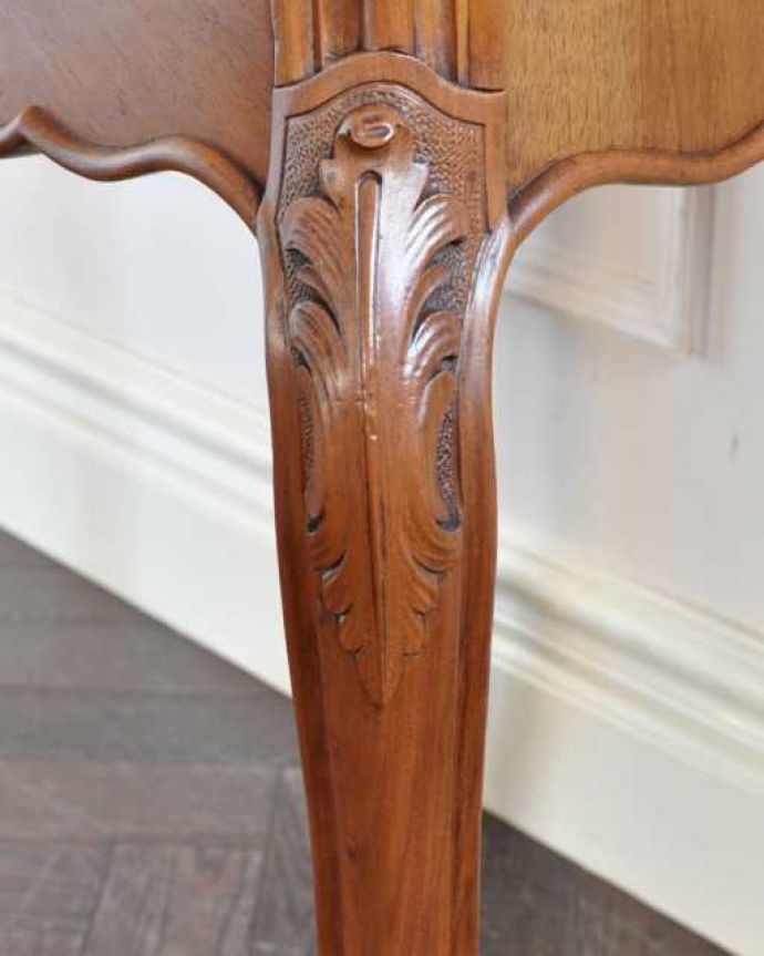 アンティークのキャビネット　アンティーク家具　フランスのアンティーク家具、大理石天板のナイトテーブル（キャビネット）。アンティークらしい彫の美しさ機械が今のように発達していない時代に、一体どうやって彫ったんだろう？と不思議になるくらい細かくて美しい彫。(j-2571-f)