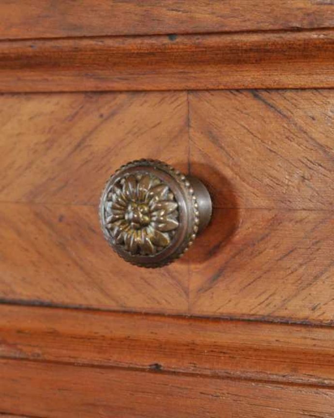 アンティークのキャビネット　アンティーク家具　フランスのアンティーク家具、大理石天板のナイトテーブル（キャビネット）。開ける度にワクワク･･･彫と取っ手がコラボした美しいデザイン。(j-2571-f)