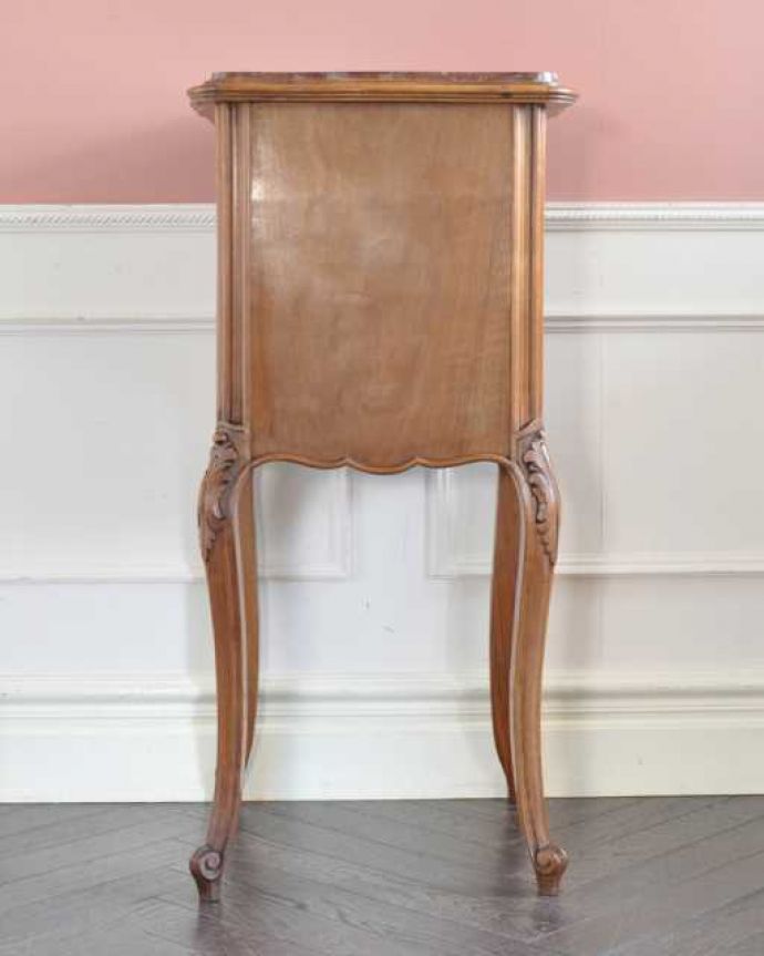 アンティークのキャビネット　アンティーク家具　フランスのアンティーク家具、大理石天板のナイトテーブル（キャビネット）。横顔だって、もちろん美しいデザインに気を使っているアンティーク家具は、正面だけじゃなく横から見られた姿も考えて作られているので、どこから見ても美しいんです。(j-2571-f)