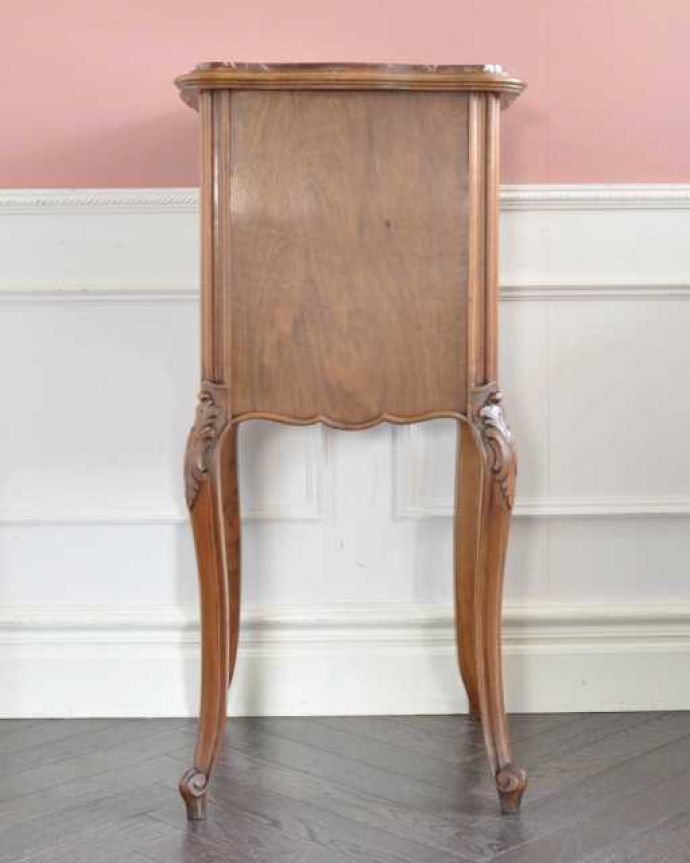 アンティークのキャビネット　アンティーク家具　フランスのアンティーク家具、大理石天板のナイトテーブル（キャビネット）。後ろ姿にも注目！アンティークは新品ではないので、経年変化によるキズはありますが、専門の職人がキレイにお直しをしているので、後ろ姿もキレイです。(j-2571-f)