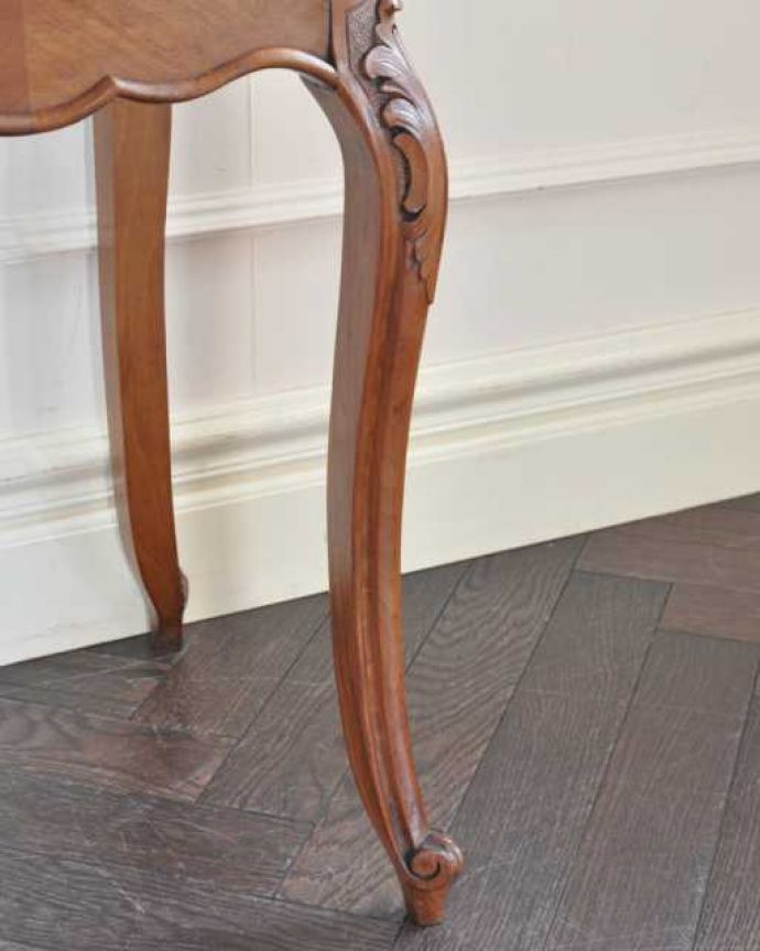 アンティークのキャビネット　アンティーク家具　フランスのアンティーク家具、大理石天板のナイトテーブル（キャビネット）。女性１人でもラクに運べちゃうヒミツHandleのアンティークは、脚の裏にフェルトキーパーをお付けしているので、床を滑らせれば女性でも移動がカンタンに出来ます！。(j-2571-f)