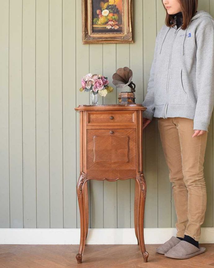 アンティークのキャビネット アンティーク家具 フランスのアンティーク家具、大理石天板のナイトテーブル(キャビネット)。アンティークらしさがキュッと詰めこまれたキャビネットどんな場所にも置けるコンパクトなサイズの中に、アンティークらしい風格がたっぷる感じられる小さなキャビネットは、初めてアンティークにチャレンジする方にもおススメです。(j-2572-f)