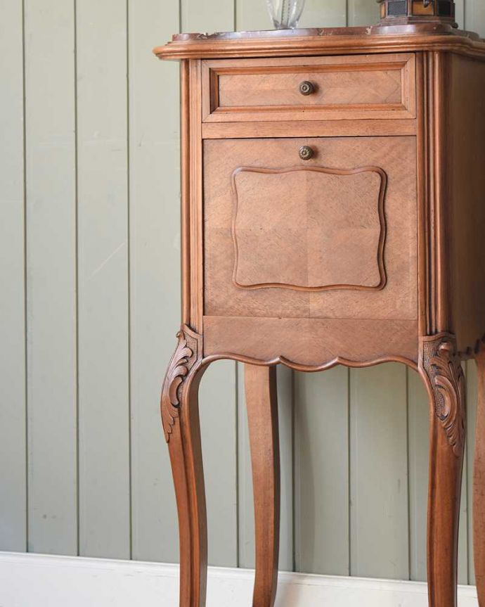 アンティークのキャビネット アンティーク家具 フランスのアンティーク家具、大理石天板のナイトテーブル(キャビネット)。フランスらしい彫の美しさが自慢コンパクトな扉面には驚くほど細かい彫。(j-2572-f)