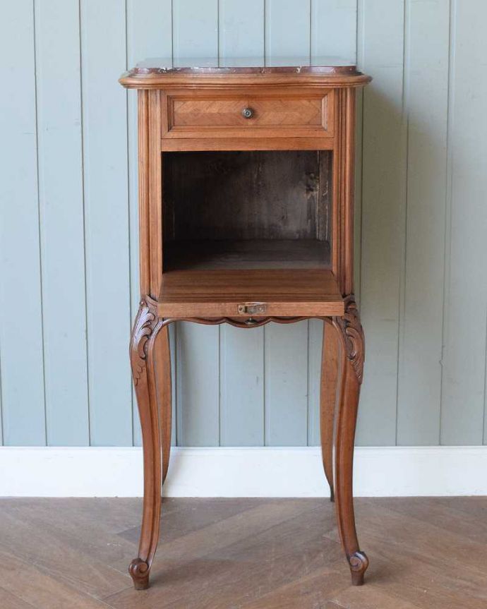アンティークのキャビネット アンティーク家具 フランスのアンティーク家具、大理石天板のナイトテーブル(キャビネット)。扉を開けて中を見てみると…外側はもちろん扉の中も職人がキレイに修復しました。(j-2572-f)