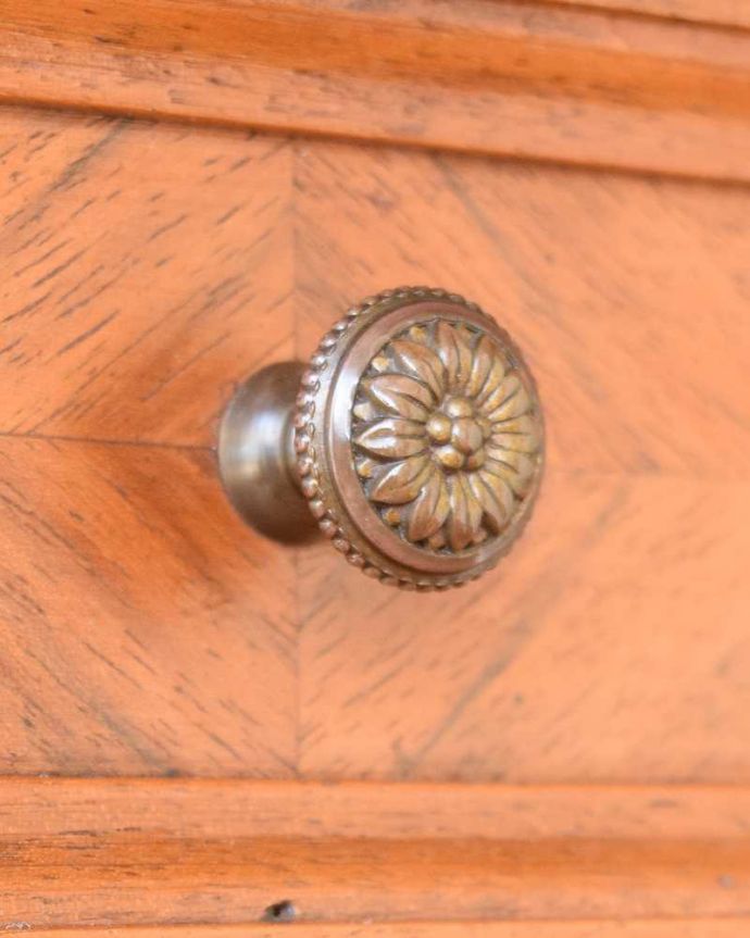 アンティークのキャビネット アンティーク家具 フランスのアンティーク家具、大理石天板のナイトテーブル(キャビネット)。アクセサリーの様な取っ手。(j-2572-f)