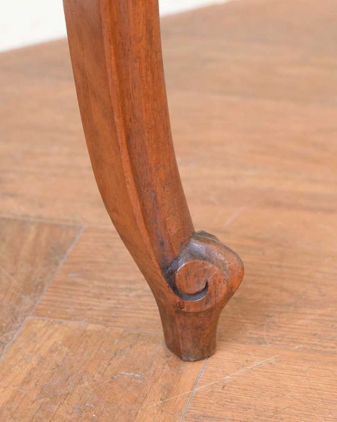 アンティークのキャビネット アンティーク家具 フランスのアンティーク家具、大理石天板のナイトテーブル(キャビネット)。女性1人でもラクに運べちゃうヒミツHandleのアンティークは、脚の裏にフェルトキーパーをお付けしているので、床を滑らせれば女性でも移動がカンタンに出来ます!。(j-2572-f)