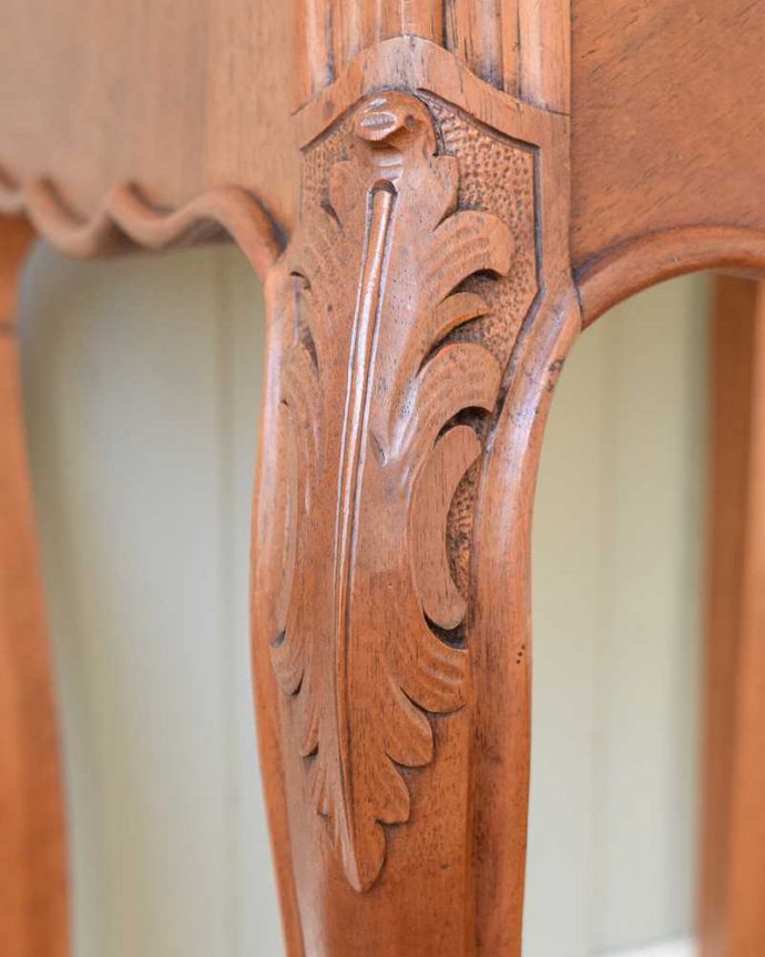 アンティークのキャビネット アンティーク家具 フランスのアンティーク家具、大理石天板のナイトテーブル(キャビネット)。いろんな場所にこだわり彫のデザインもいろいろです。(j-2572-f)