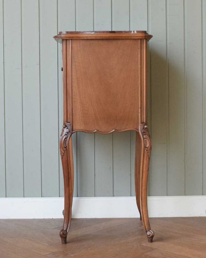 アンティークのキャビネット アンティーク家具 フランスのアンティーク家具、大理石天板のナイトテーブル(キャビネット)。横顔だって、もちろん美しいデザインに気を使っているアンティーク家具は、正面だけじゃなく横から見られた姿も考えて作られているので、どこから見ても美しいんです。(j-2572-f)