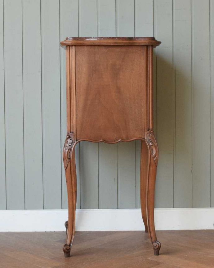 アンティークのキャビネット アンティーク家具 フランスのアンティーク家具、大理石天板のナイトテーブル(キャビネット)。後ろ姿にも注目!アンティークは新品ではないので、経年変化によるキズはありますが、専門の職人がキレイにお直しをしているので、後ろ姿もキレイです。(j-2572-f)