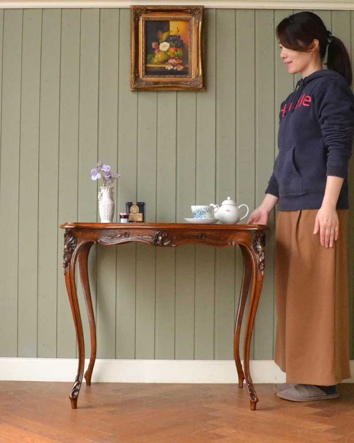 アンティークのテーブル　アンティーク家具　フランス輸入のアンティーク家具、どこでも使えるコンパクトなティーテーブル。どんな場所でも便利に使える小さなテーブルそもそも「オケージョナル」とは「便利に使える」と言う意味。(j-2573-f)