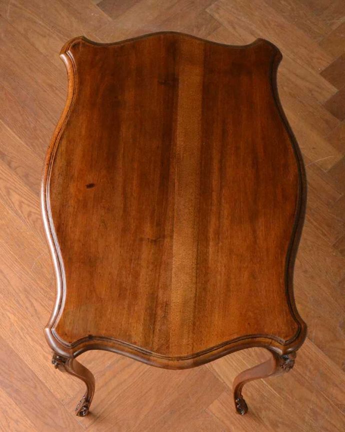 アンティークのテーブル　アンティーク家具　フランス輸入のアンティーク家具、どこでも使えるコンパクトなティーテーブル。天板の形を見てみると･･･テーブルの形を上から見ると、こんな感じです。(j-2573-f)