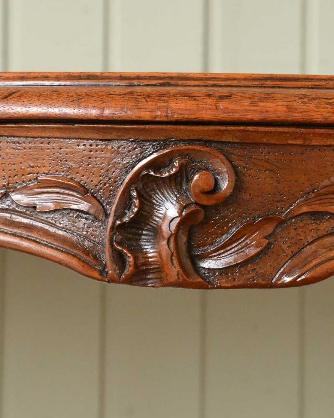 アンティークのテーブル　アンティーク家具　フランス輸入のアンティーク家具、どこでも使えるコンパクトなティーテーブル。フランスらしい彫りフランスらしさの象徴とも言える、優雅な彫りの装飾。(j-2573-f)