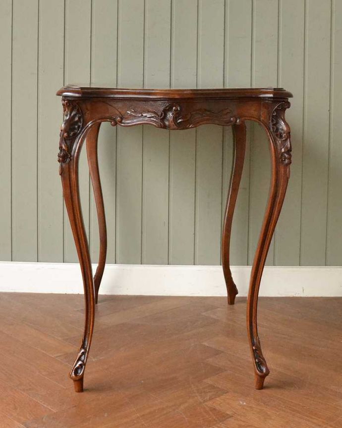 アンティークのテーブル　アンティーク家具　フランス輸入のアンティーク家具、どこでも使えるコンパクトなティーテーブル。クルッと回転。(j-2573-f)