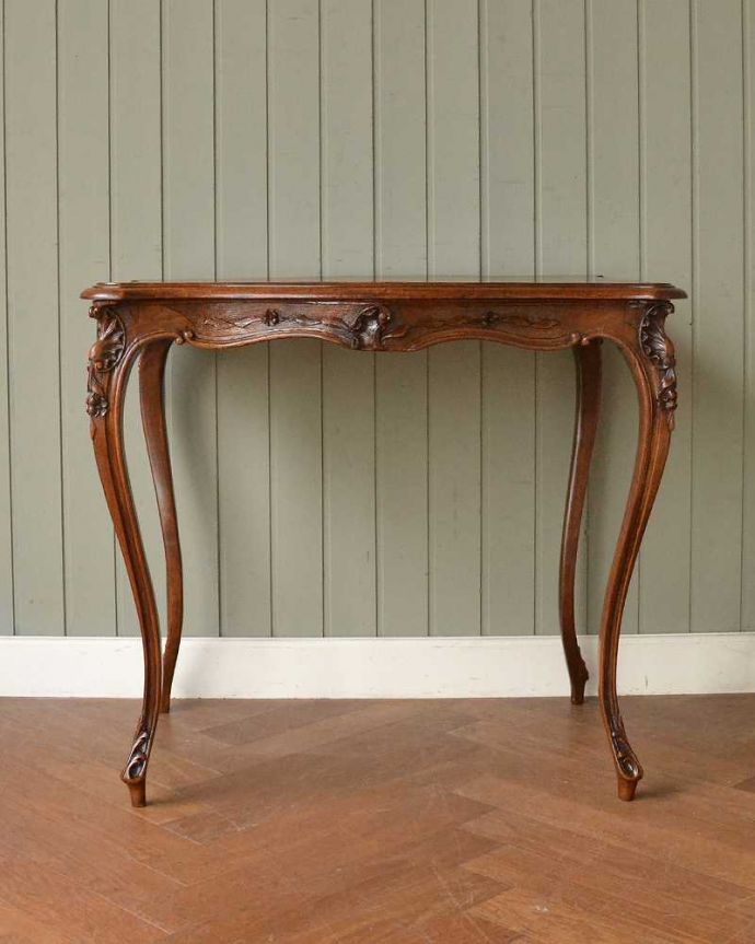 アンティークのテーブル　アンティーク家具　フランス輸入のアンティーク家具、どこでも使えるコンパクトなティーテーブル。こちら側も、もちろんキレイです！アンティークは新品ではないので、もちろん経年変化によるキズはありますが、専門の職人がキレイにお直しをしているので、どの角度から見てもキレイです。(j-2573-f)