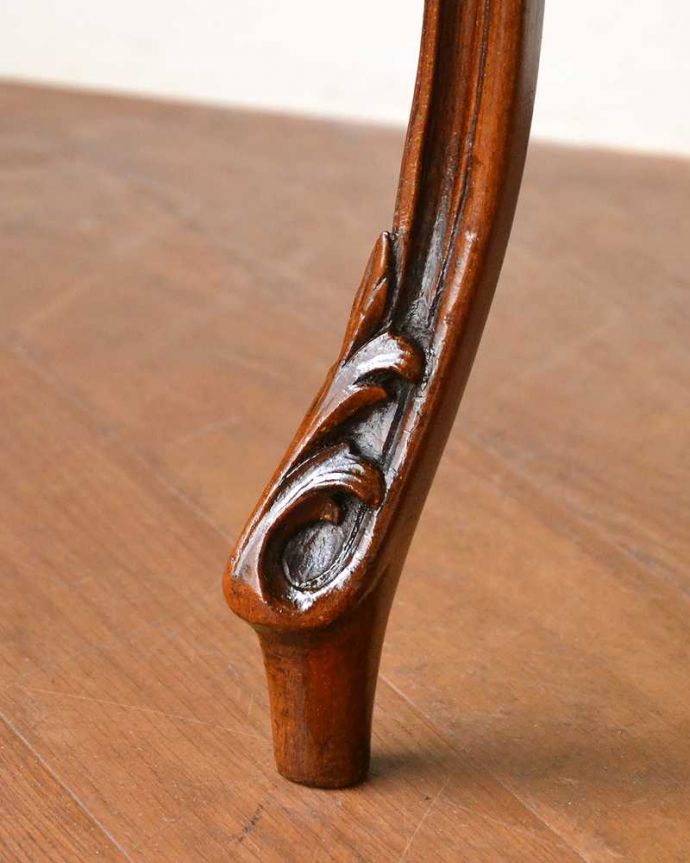 アンティークのテーブル　アンティーク家具　フランス輸入のアンティーク家具、どこでも使えるコンパクトなティーテーブル。持ち上げなくても移動できます！Handleのアンティークは、脚の裏にフェルトキーパーをお付けしていますので、床を滑らせてれば移動が簡単です。(j-2573-f)