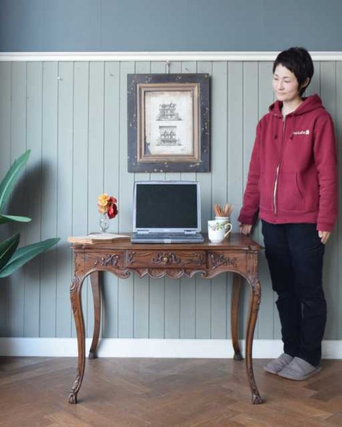 アンティークのデスク・書斎机 アンティーク家具 フランスから届いた優雅なアンティーク家具、美しいライティングテーブル。優雅な雰囲気に包まれるエレガントなデスク気品が漂う大人のためのアンティークデスクは、置いてあるだけで優雅な雰囲気で包み込んでくれます。(j-2574-f)