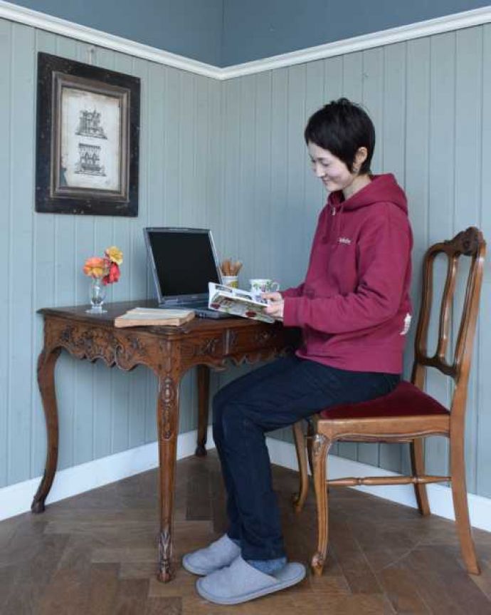 アンティークのデスク・書斎机 アンティーク家具 フランスから届いた優雅なアンティーク家具、美しいライティングテーブル。自分だけのちょっと贅沢な時間ここに座るだけでフランス気分。(j-2574-f)