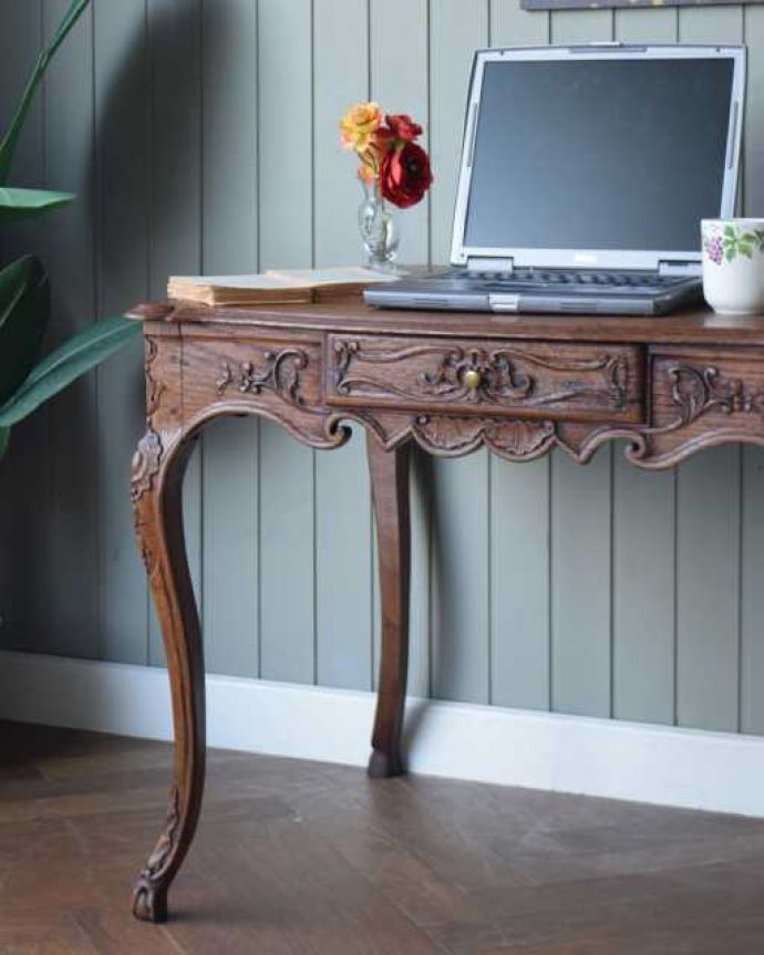 アンティークのデスク・書斎机 アンティーク家具 フランスから届いた優雅なアンティーク家具、美しいライティングテーブル。フランスらしい優雅なフォルム本来、機能的に使われる家具デスクも、フランスのアンティークだと彫と猫脚の美しさにうっとり。(j-2574-f)