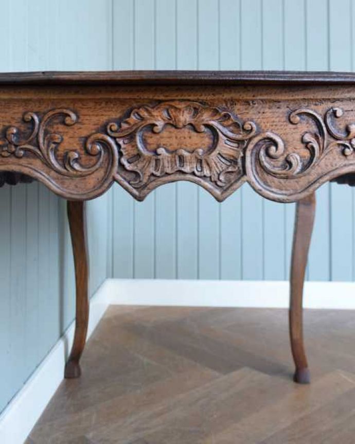 アンティークのデスク・書斎机 アンティーク家具 フランスから届いた優雅なアンティーク家具、美しいライティングテーブル。いろんな場所にこだわり彫のデザインもいろいろです。(j-2574-f)