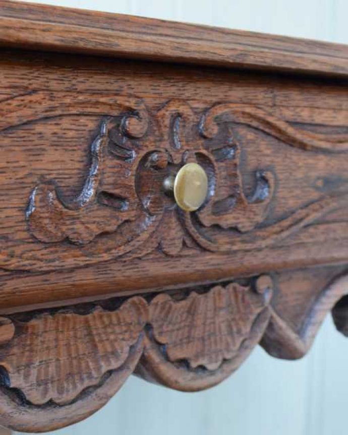 アンティークのデスク・書斎机 アンティーク家具 フランスから届いた優雅なアンティーク家具、美しいライティングテーブル。引き出しの取っ手小くてカワイイ取っ手がちょこんと付いています。(j-2574-f)