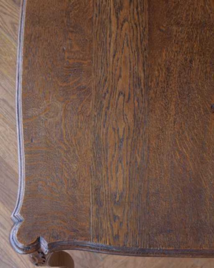 アンティークのデスク・書斎机 アンティーク家具 フランスから届いた優雅なアンティーク家具、美しいライティングテーブル。デスク部分を近くで見てみるとこんな感じでキレイにお直ししてあります。(j-2574-f)