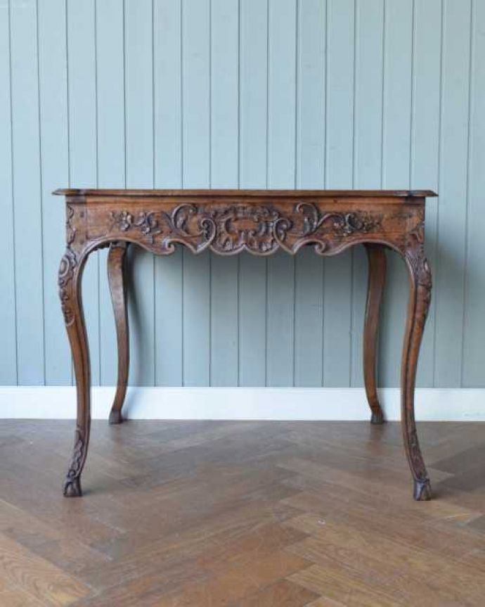 アンティークのデスク・書斎机 アンティーク家具 フランスから届いた優雅なアンティーク家具、美しいライティングテーブル。後ろ姿にもうっとりアンティークは新品ではないので経年変化によるキズはありますがしっかりお直しをしているので、安心してお使いください。(j-2574-f)