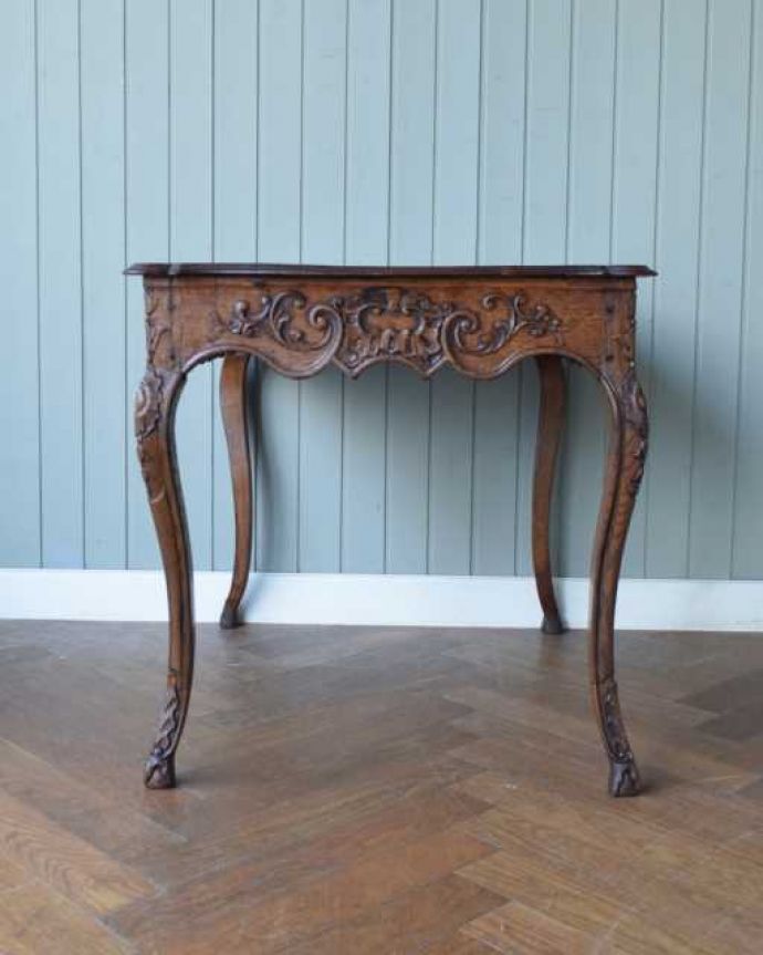 アンティークのデスク・書斎机 アンティーク家具 フランスから届いた優雅なアンティーク家具、美しいライティングテーブル。横から見ても素敵なんですもちろん横顔もフランス家具らしい美しさ。(j-2574-f)