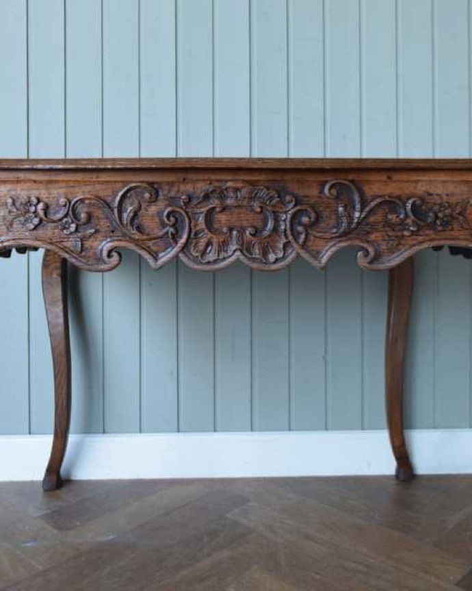 アンティークのデスク・書斎机 アンティーク家具 フランスから届いた優雅なアンティーク家具、美しいライティングテーブル。惚れ惚れしちゃう美しさこんなに堅い無垢材に一体どうやって彫ったんだろう?と不思議になるくらい細かい彫にうっとりです。(j-2574-f)