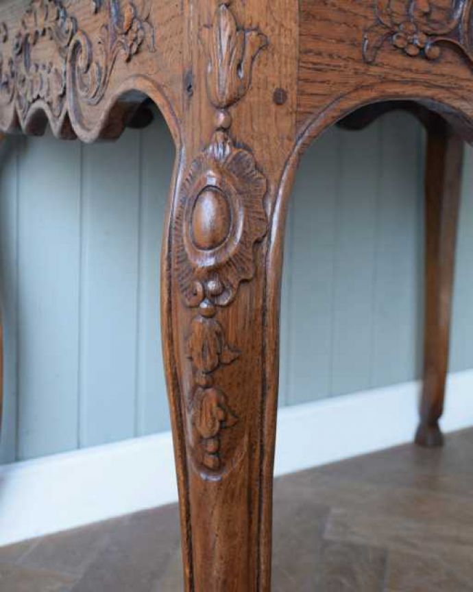 アンティークのデスク・書斎机 アンティーク家具 フランスから届いた優雅なアンティーク家具、美しいライティングテーブル。じっくり選んできました買い付けの時、納得するまで探し続けた彫のデザイン。(j-2574-f)