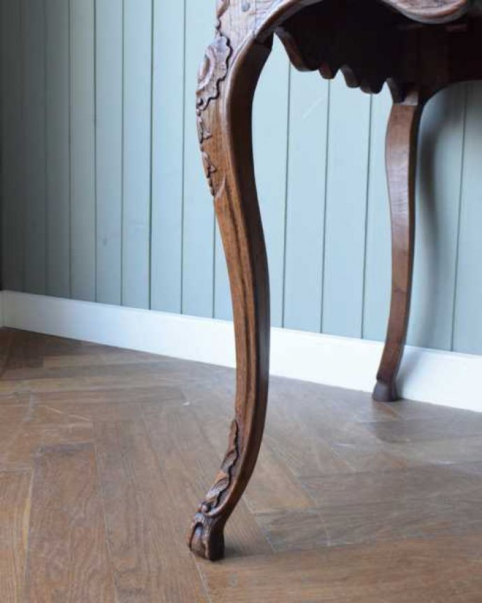 アンティークのデスク・書斎机 アンティーク家具 フランスから届いた優雅なアンティーク家具、美しいライティングテーブル。女性1人でラクラク運べちゃう仕掛けHandleのアンティークは、脚の裏にフェルトキーパーをお付けしています。(j-2574-f)