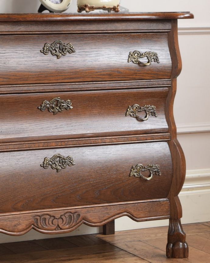 フランスの家具らしい美しいフォルム