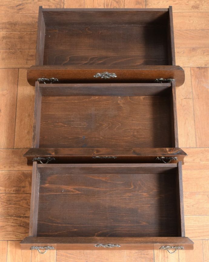 アンティークチェストの引き出しの中