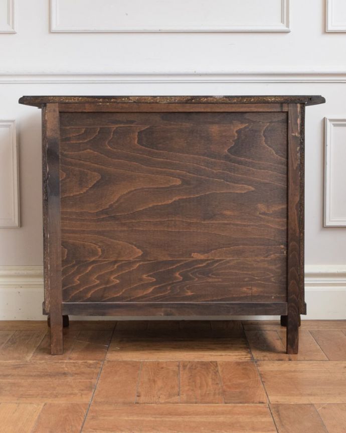 チェストの後ろ姿