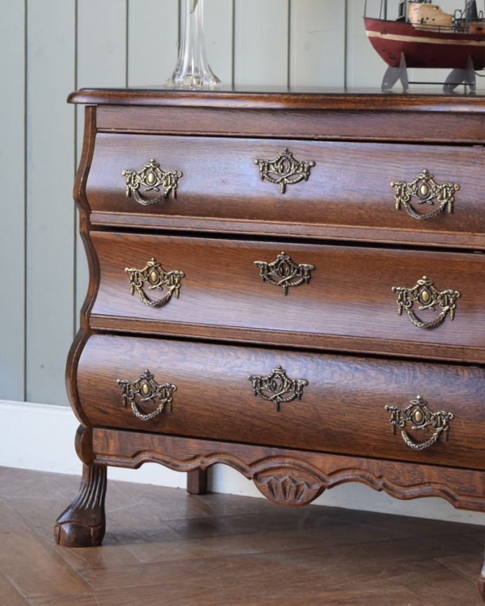 フランスの家具らしい美しいフォルム