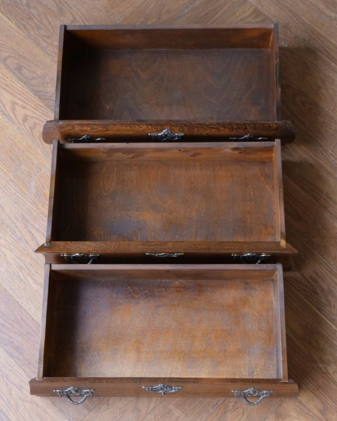 アンティークチェストの引き出しの中