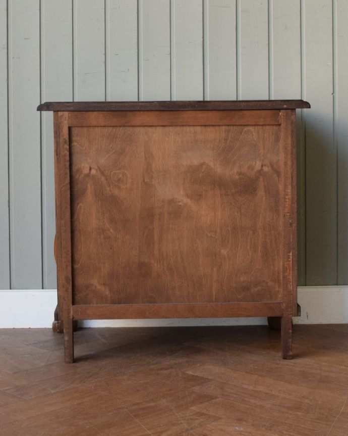 チェストの後ろ姿