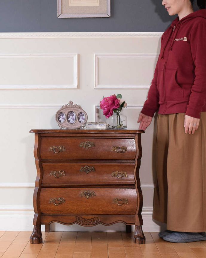 アンティークのチェスト　アンティーク家具　フランスのアンティーク家具、コンパクトで置きやすいチェスト（コモード）。美しい曲線美がフランスらしいんです。(j-2577-f)