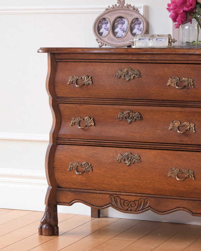 アンティークのチェスト　アンティーク家具　フランスのアンティーク家具、コンパクトで置きやすいチェスト（コモード）。「見せる収納」だから、置く場所を選びません！チェストと言ってもデザインがステキだから、収納だけじゃなくて見ても楽しめる家具なんです。(j-2577-f)