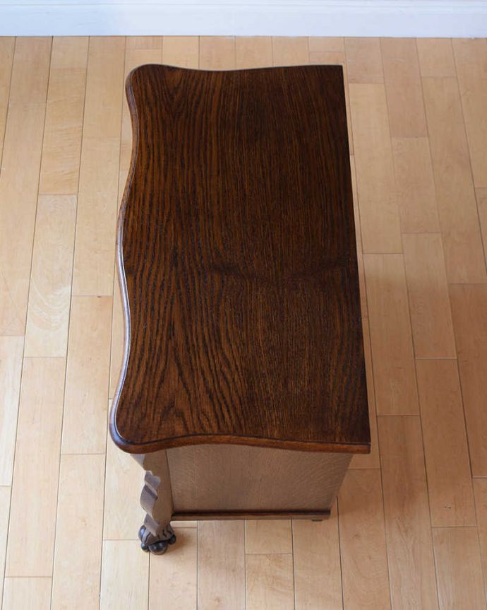 アンティークのチェスト　アンティーク家具　フランスのアンティーク家具、コンパクトで置きやすいチェスト（コモード）。何を置こうかな･･･？上から見ると、天板はこんな感じで塗装もキレイに仕上げました。(j-2577-f)