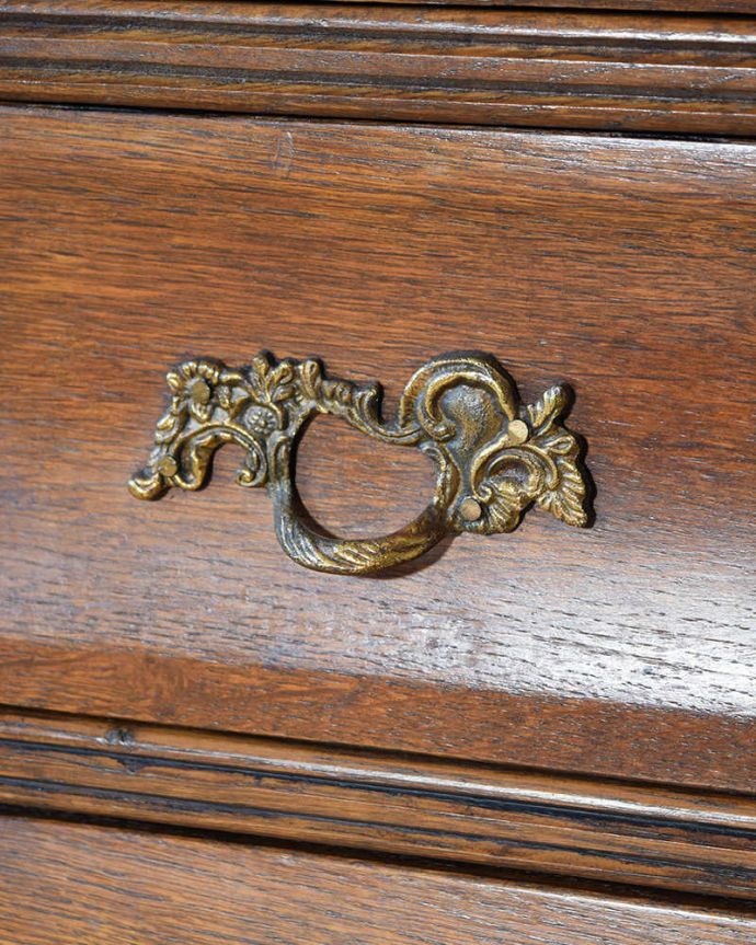 アンティークのチェスト　アンティーク家具　フランスのアンティーク家具、コンパクトで置きやすいチェスト（コモード）。開ける度にワクワクする取っ手フランスらしい優雅なデザインは取っ手にも。(j-2577-f)
