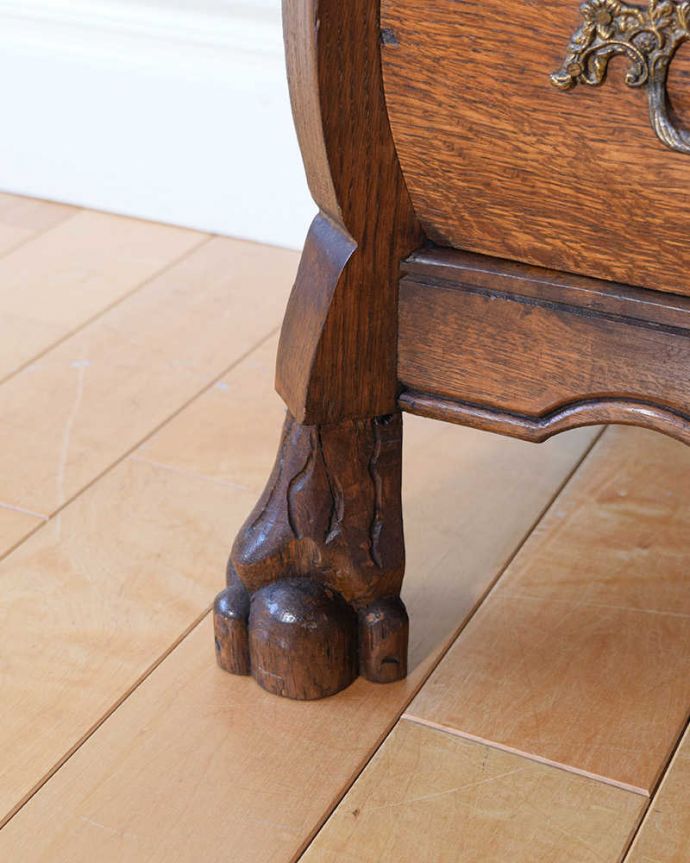 アンティークのチェスト　アンティーク家具　フランスのアンティーク家具、コンパクトで置きやすいチェスト（コモード）。女性1人でラクラク運べちゃう仕掛けHandleのアンティークは、脚の裏にフェルトキーパーをお付けしています。(j-2577-f)