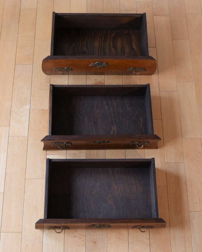 アンティークのチェスト　アンティーク家具　フランスのアンティーク家具、コンパクトで置きやすいチェスト（コモード）。キレイに修復したので、何を入れてもOKです。(j-2577-f)