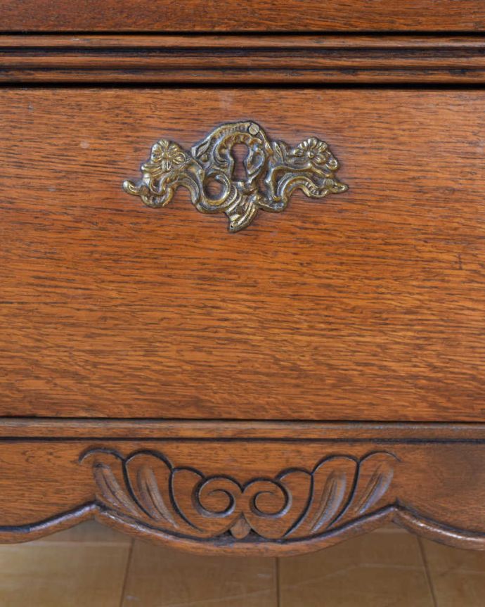 アンティークのチェスト　アンティーク家具　フランスのアンティーク家具、コンパクトで置きやすいチェスト（コモード）。フランスらしい彫りフランスらしさの象徴とも言える、優雅な彫りの装飾。(j-2577-f)