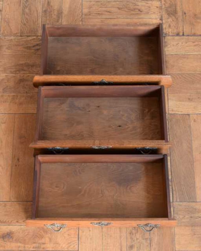 アンティークチェストの引き出しの中