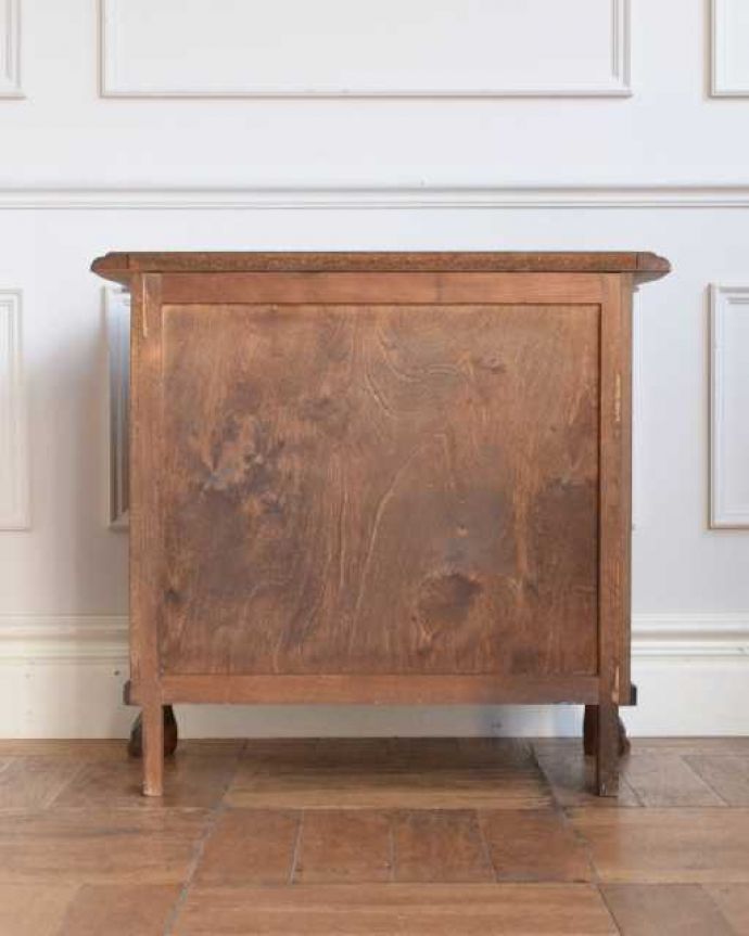 チェストの後ろ姿