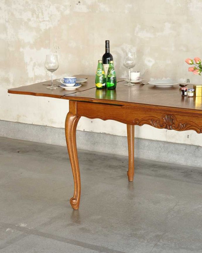 アンティークのテーブル　アンティーク家具　フランス輸入のアンティーク家具、天板が美しいドローリーフテーブル（伸張式ダイニングテーブル）。やっぱり脚の美しさが自慢なんです！一番最初に目に飛び込んでくるフレンチカブリオレレッグ。(j-2579-f)