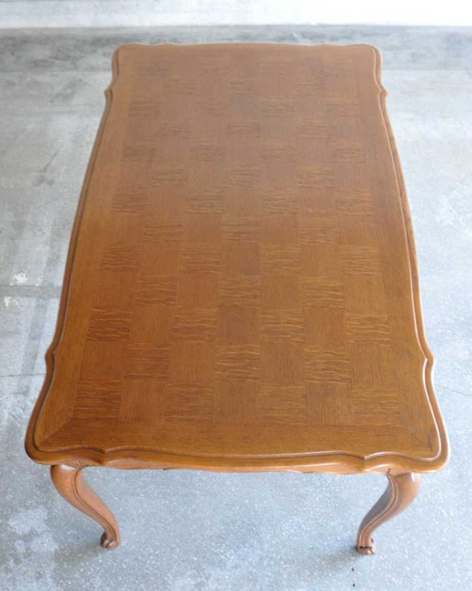 アンティークのテーブル　アンティーク家具　フランス輸入のアンティーク家具、天板が美しいドローリーフテーブル（伸張式ダイニングテーブル）。上から見るとこんな形リーフを開く前はこんな形です。(j-2579-f)