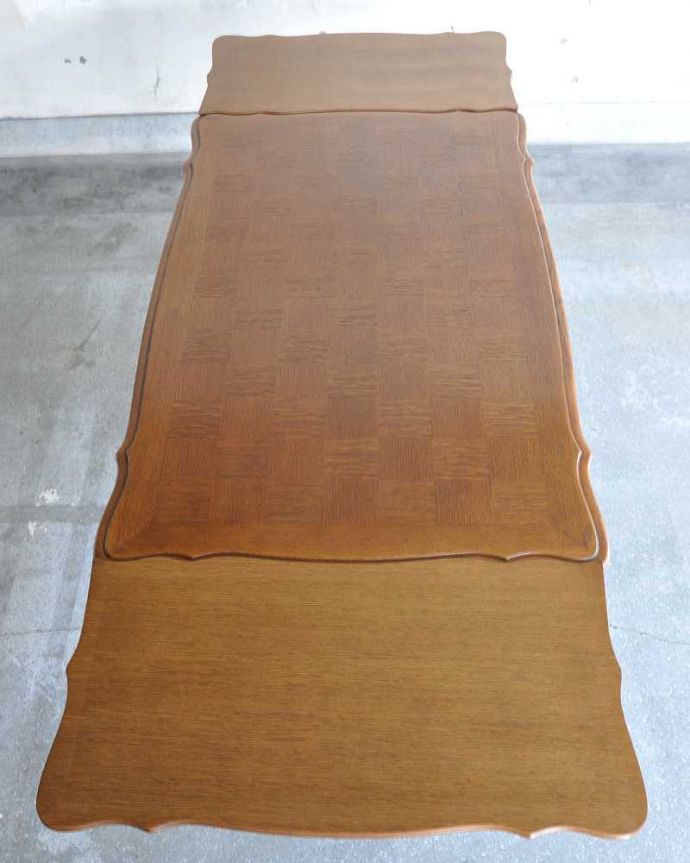 アンティークのテーブル　アンティーク家具　フランス輸入のアンティーク家具、天板が美しいドローリーフテーブル（伸張式ダイニングテーブル）。大きく広げてみると･･･両方のリーフを開くと、たっぷり使える天板の広さ。(j-2579-f)